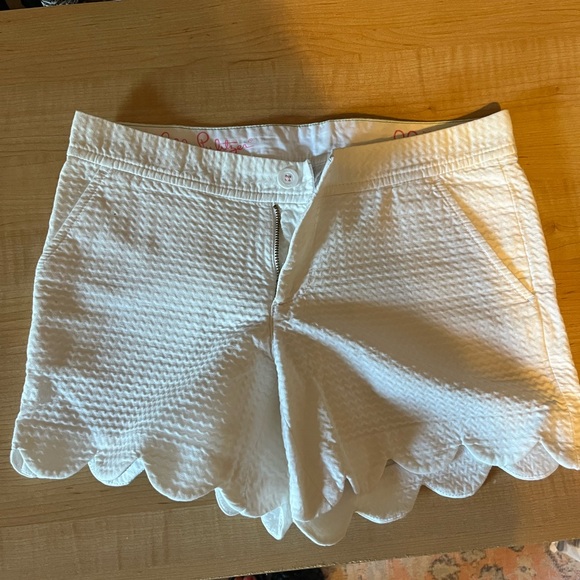Lily Pulitzer scalloped hem white shorts - Picture 1 of 4